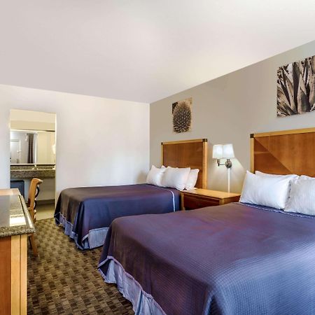Howard Johnson By Wyndham Scottsdale Old Town Bagian luar foto