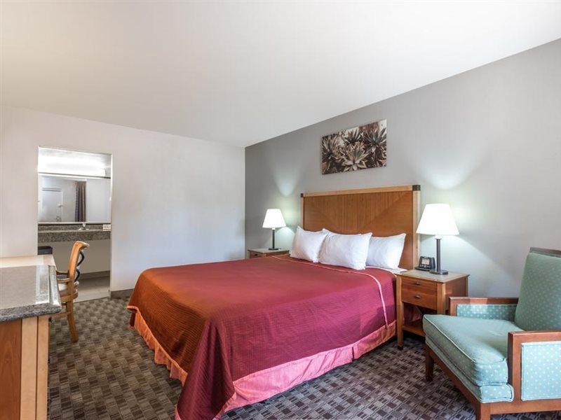 Howard Johnson By Wyndham Scottsdale Old Town Bagian luar foto