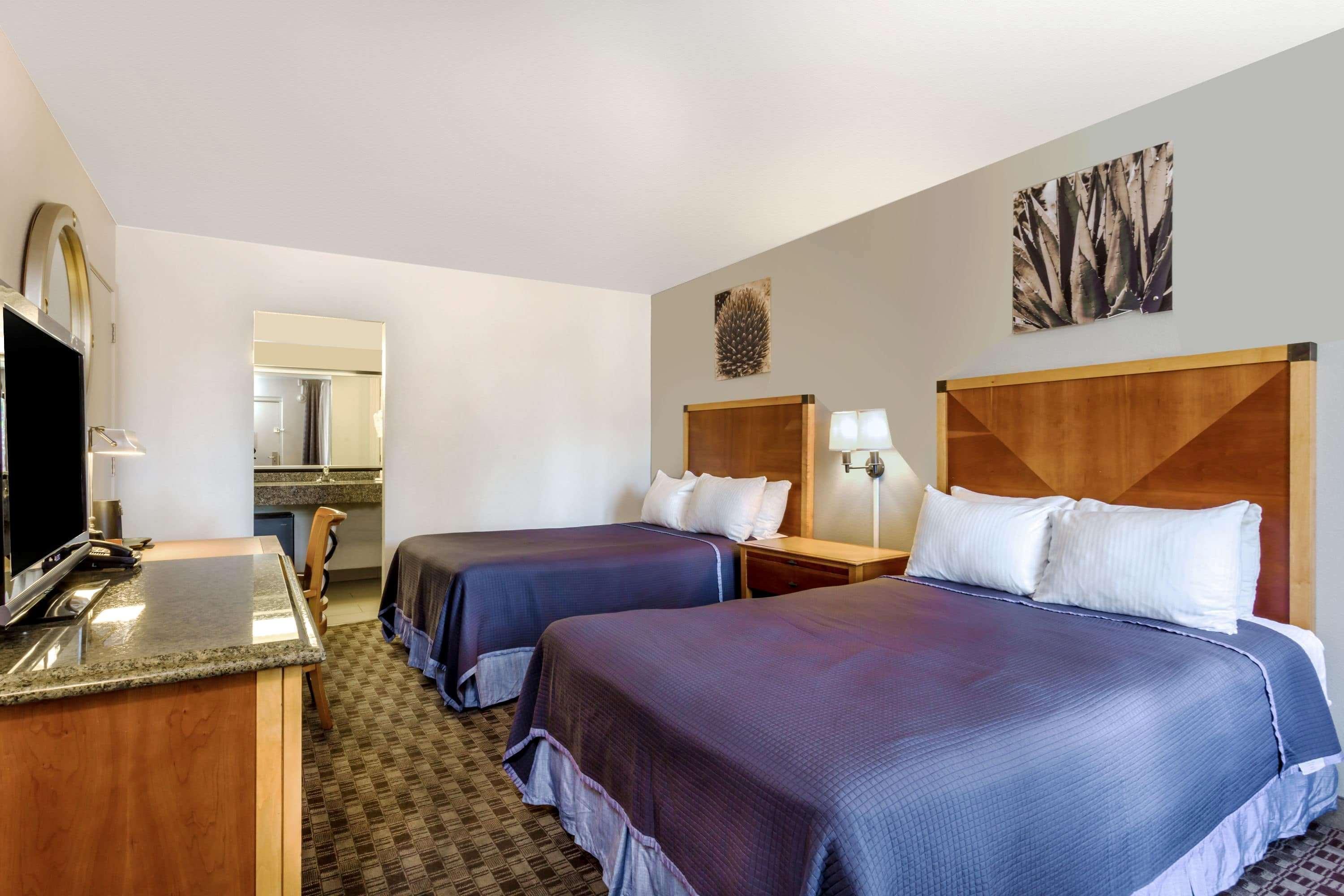 Howard Johnson By Wyndham Scottsdale Old Town Bagian luar foto