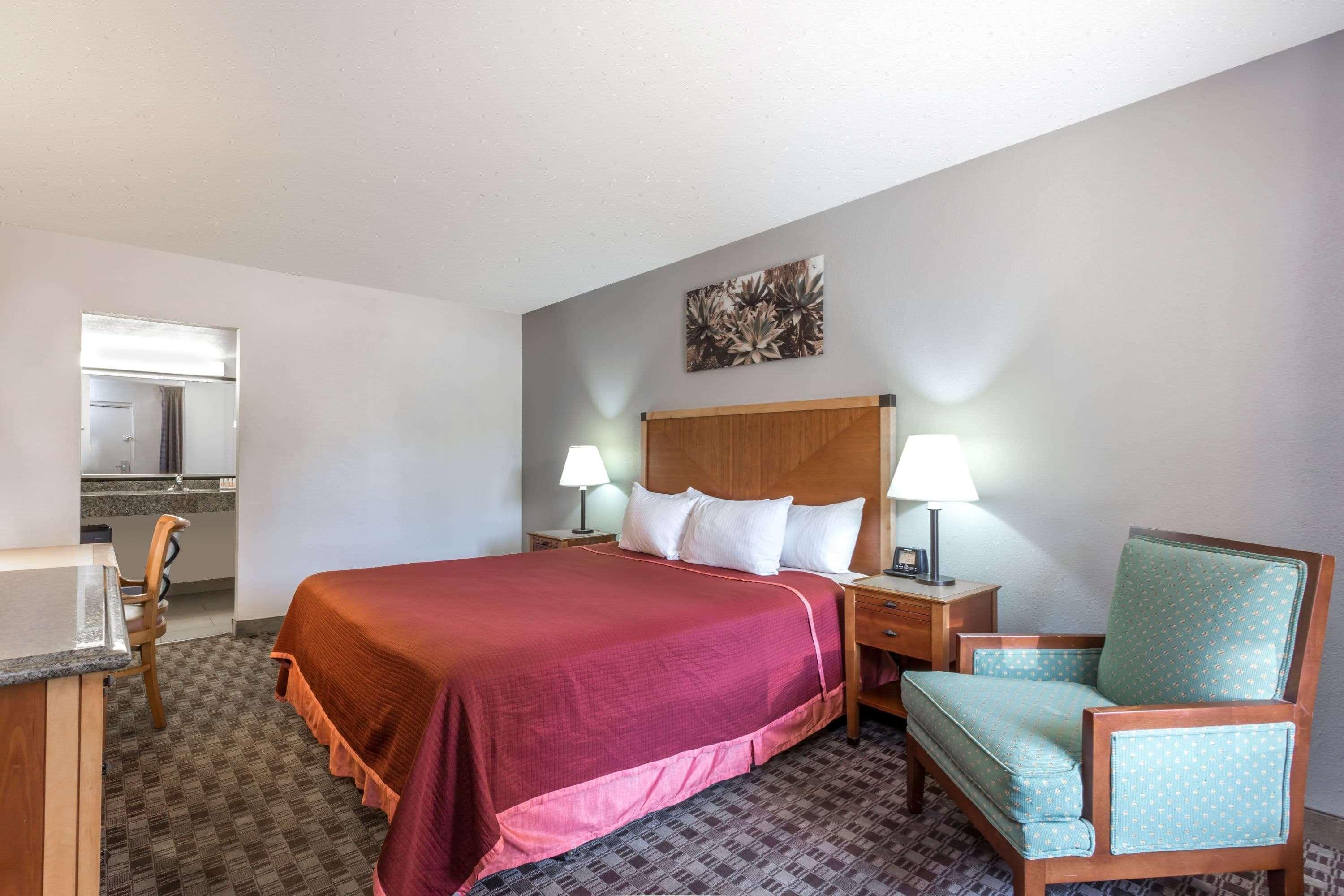 Howard Johnson By Wyndham Scottsdale Old Town Bagian luar foto