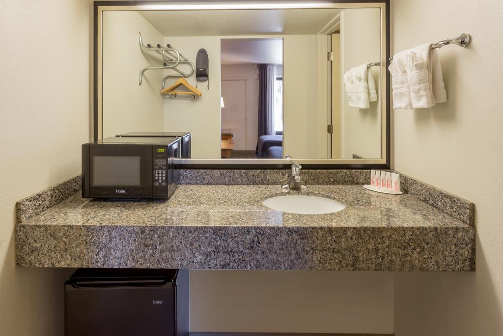 Howard Johnson By Wyndham Scottsdale Old Town Bagian luar foto